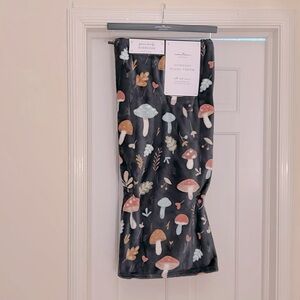 Mushroom Blanket Oversized New With Hanger Mushroomy Fungi Wonderland 60 x 50